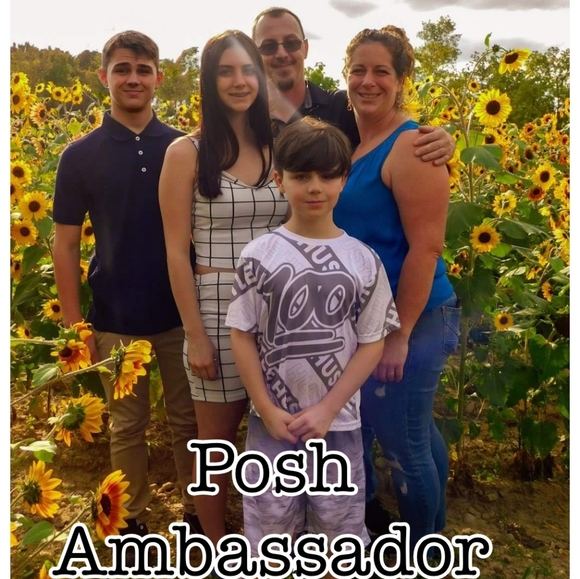 Meet your Posher, Amanda - Picture 2 of 2